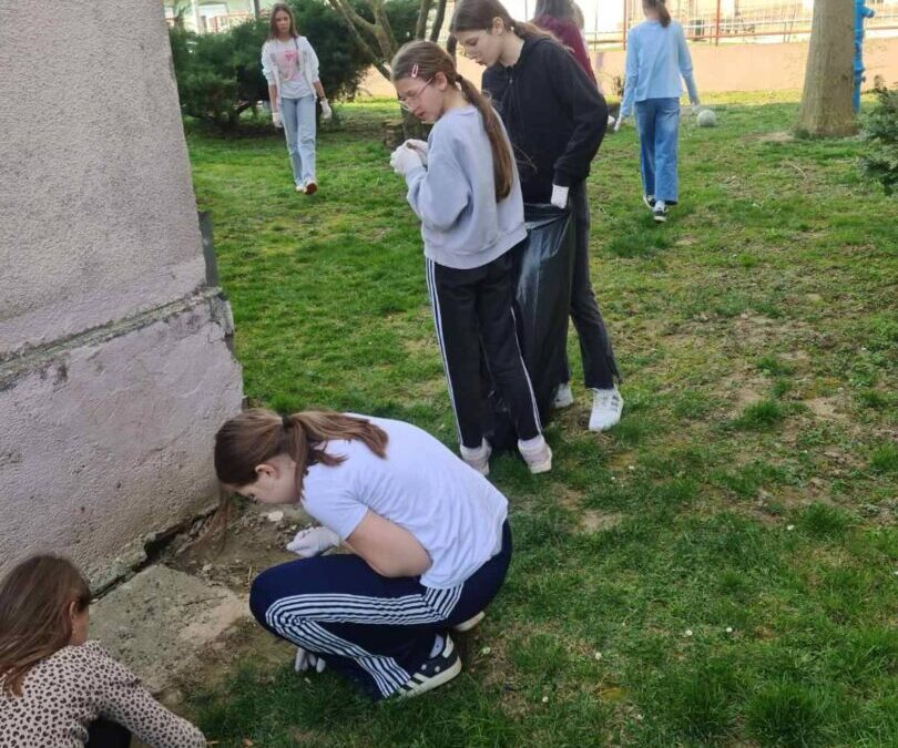 Marljivi učenici volonteri u akciji čišćenja